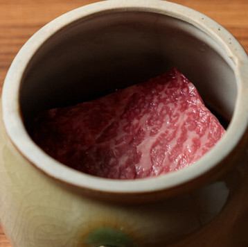 【目の前で仕上げる】目や耳、鼻と五感でも楽しめる「壺漬けローストビーフ」