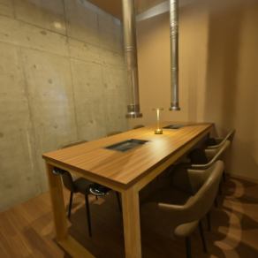 有 6 张桌子，每张可坐 4 人。