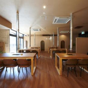 有 3 张桌子，可容纳 6 人。