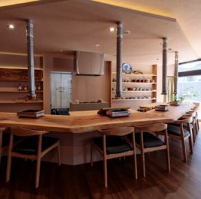 吧台有8个座位。