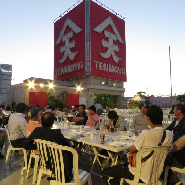 福山天満屋 屋上ビアガーデン！広々とした開放的な空間★ご家族でのご利用はもちろん、大人数の会社宴会にも◎夜風に吹かれながら星空のもとでビールで乾杯っ♪
