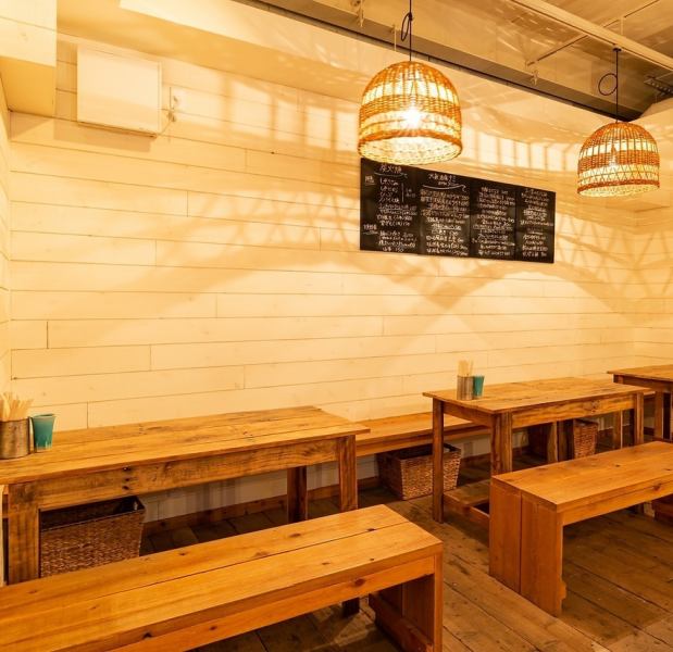 温暖的内部有很多桌子和天花板上的木头。请在放松身心的同时享用美味的清酒和食物♪