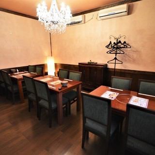 We also have private rooms that can accommodate medium-sized banquets and up to 4 people.