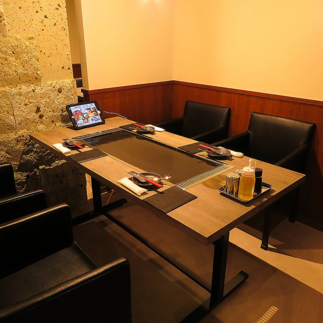 木の温もりを感じる店内で素敵なひとときをお過ごしください♪