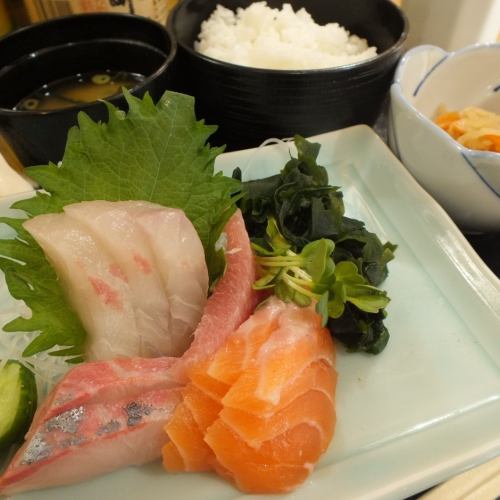 A great sashimi set meal for lunch is also 990 yen (tax included)