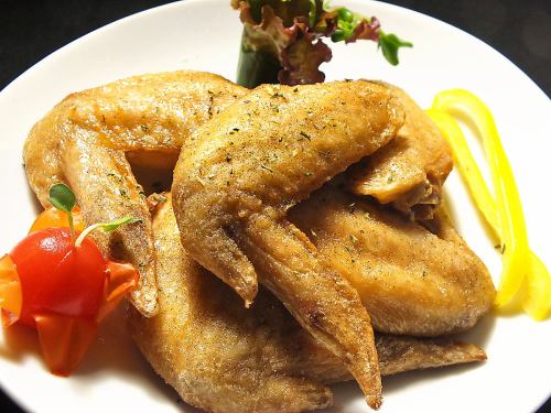Deep-fried chicken wings seasoned with salt