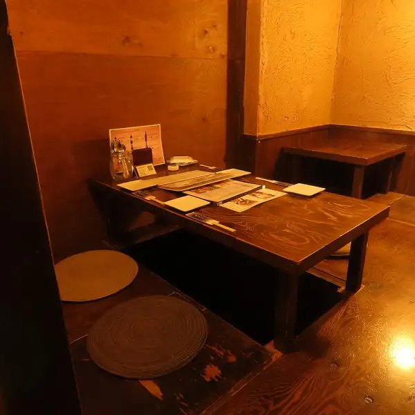 穏やかな灯りと木の質感が魅力の店内は、プライベートな宴会にぴったりです。