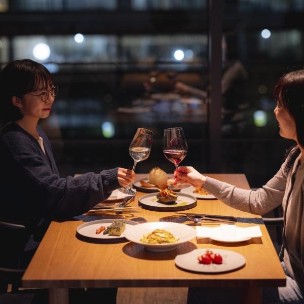 [A perfect space for a variety of occasions such as dates, girls' night out, mom's parties, birthdays, etc.] Three types of seats, counter, table, and sofa seats, can be used according to your usage ◎ Enjoy the night view of Umeda You can enjoy the best time while watching ♪ The calm atmosphere and carefully selected healthy dishes are very popular ♪