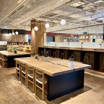 ひろびろとした大テーブルです!1名様~8名様のお食事が可能です!