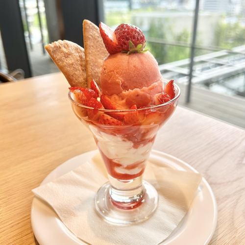 いちごアイスのパフェ