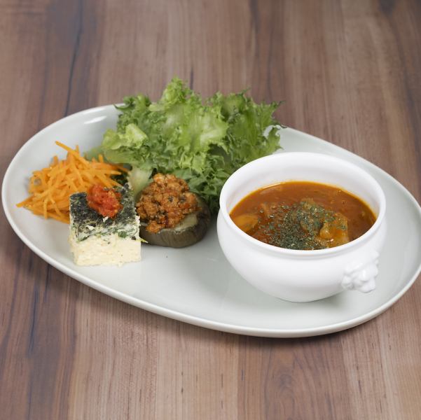 【ランチ】つながるデリプレート(パンの食べ放題付き)