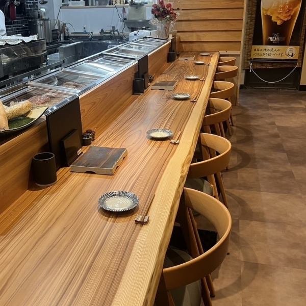 The counter seats, which give you a lively atmosphere as the food is dynamically grilled right in front of you, are sure to be a popular choice.Please enjoy our proud Kyushu local sake.