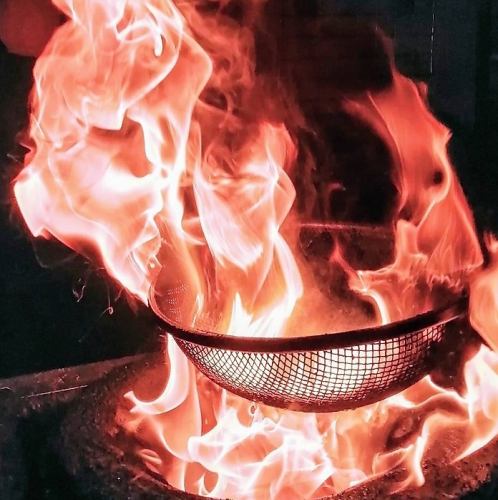 名物の地鶏の炭火焼は炎の中で焼き上げる九州の黒焼き！