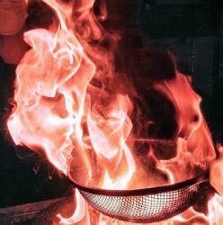 強火の炭火で一気に焼き上げる黒焼き