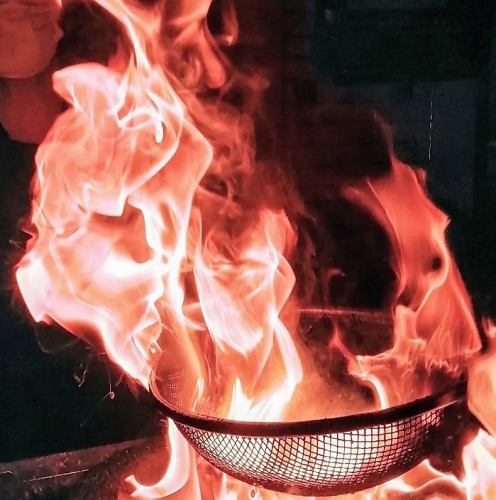 強火の炭火で一気に焼き上げる黒焼き