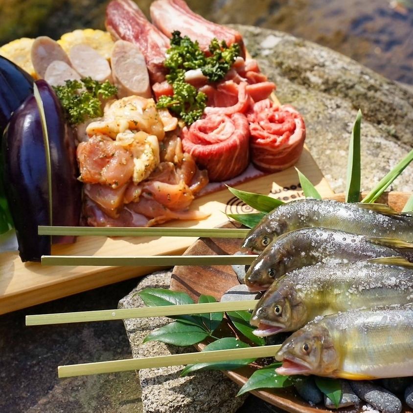 使用嚴格挑選的食材製作的燒烤♪由於附有套餐，因此無需攜帶任何物品即可享用。