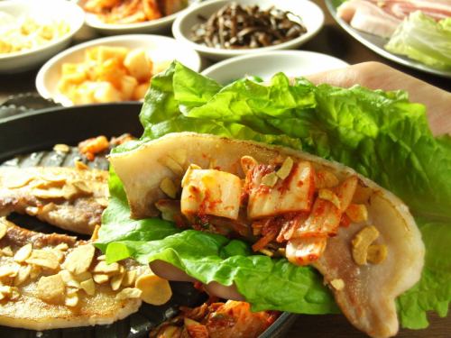 To you who wants to eat meat ♪ Thick broth Samgyeopsal is very popular