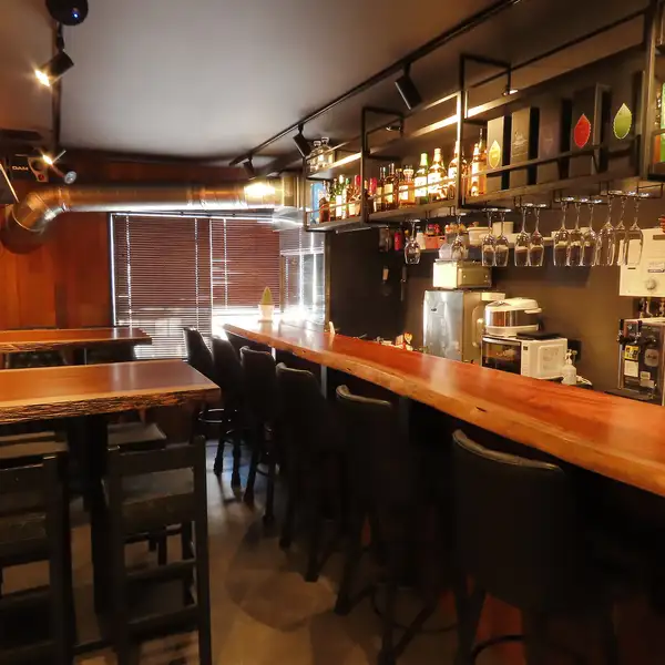 シックで落ち着いた内装が特徴の店内は、ダイニングバーとしてのコンセプトを大切にした空間。アットホームな雰囲気と丁寧なサービスで、初めての方でも安心。大人の隠れ家のようなムードで特別な時間を楽しめます。落ち着いた会話や食事に適した居心地の良さが魅力です。ゆっくりどうぞね。
