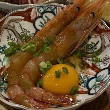当店自慢の海老ユッケは、自家製ダレで仕上げております。