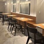 シンプルな内装ながらはじめての味わいをお届けいたします。