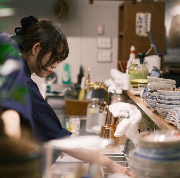 【カウンター席】臨場感あふれるオープンキッチンに面したカウンター席。目の前で調理される様子を眺めながら、出来立ての創作料理とお酒を五感で楽しめます。デートや親しいご友人との語らい、もちろんお一人様でのサク飲みにも最適。ゆったりと流れる時間をお過ごしください♪