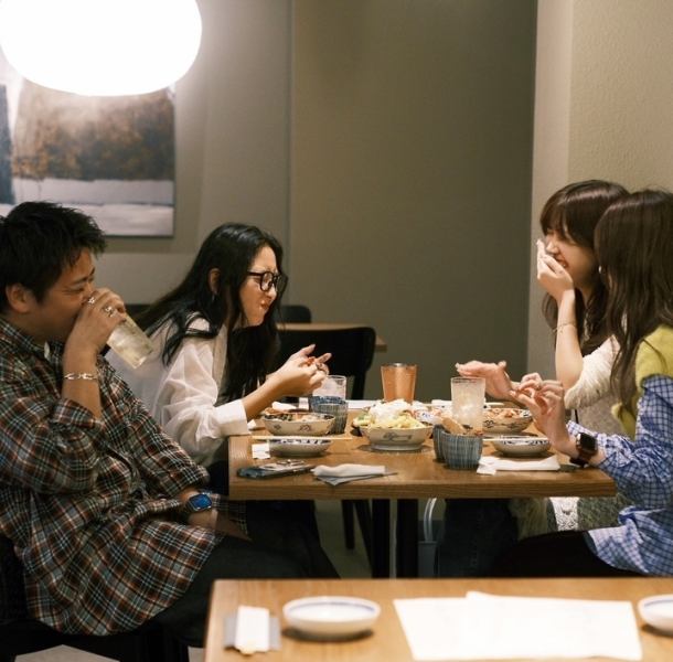 【テーブル席】友人同士の集まりや女子会、歓送迎会など各種宴会に便利なテーブル席。最大16名様までご利用可能で、グループでの賑やかなお食事に最適です。東京テイストのお洒落で落ち着いた空間で、美味しいお料理とお酒を囲み、心に残る楽しいひとときをお過ごしください！