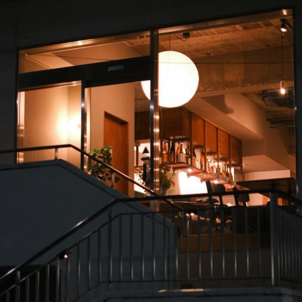 【駅近・貸切OK】高崎駅より徒歩3分の好立地 にある、お洒落で落ち着いた隠れ家です。全力の活気と笑顔でおもてなしいたします。店主厳選のお酒の提案も可能です。最大30名様まで貸切利用も承っておりますので、ご希望のお客様は店舗までお気軽にお問い合わせください★