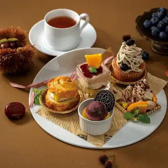 Autumn Mini Afternoon Tea ★ 5 items, includes drink: 1848 yen (tax included)