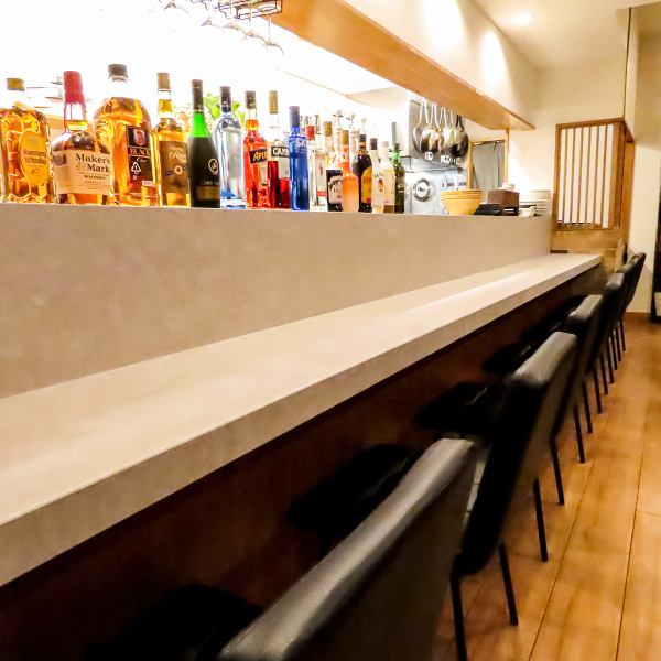 【カウンター席×7席】少人数での飲食におすすめで、リラックスした雰囲気の中で会話を楽しむことができます。心地よい音楽が流れる店内は、落ち着いた空間を提供しており、思い出に残る時間を過ごせます。こだわりのコーヒーやスイーツも豊富で、美味しい料理を囲みながら話に花を咲かせることができます。