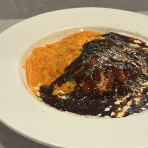 龍のたまごオムライス サラダ付き