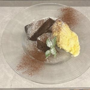 ガトーショコラバニラアイス添え