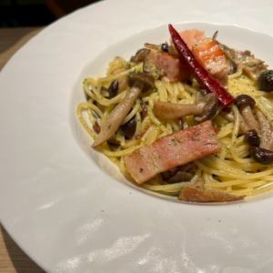厚切りベーコンとキノコのペペロンチーノ