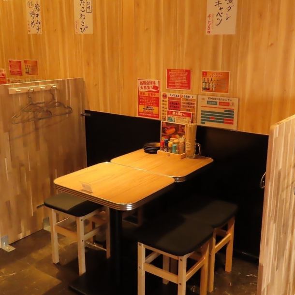 You can connect the tables to create a layout of your choice. The tables in this photo can be combined to accommodate up to 20 people. We offer a wide variety of dishes that go well with alcohol.Please enjoy it with your favorite cup♪