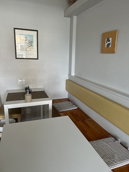 吧台座位內部，整面牆都佈滿了架子，上面擺放著玻璃杯、調味品和其他物品，顯得非常時尚。