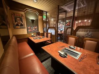 此座位最多可容納 4 人。您可以放鬆身心，在相對而坐的餐桌旁享用肉類美食。推薦小型聚會，例如約會或家庭聚餐。請度過一段特別的時光。