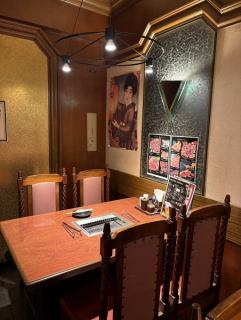 此座位最多可容納 4 人。您可以放鬆身心，在相對而坐的餐桌旁享用肉類美食。推薦小型聚會，例如約會或家庭聚餐。請度過一段特別的時光。