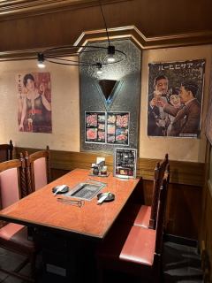 此座位最多可容納 4 人。您可以放鬆身心，在相對而坐的餐桌旁享用肉類美食。推薦小型聚會，例如約會或家庭聚餐。請度過一段特別的時光。