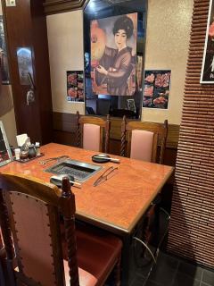 此座位最多可容納 4 人。您可以放鬆身心，在相對而坐的餐桌旁享用肉類美食。推薦小型聚會，例如約會或家庭聚餐。請度過一段特別的時光。