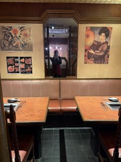 此座位最多可容納 4 人。您可以放鬆身心，在相對而坐的餐桌旁享用肉類美食。推薦小型聚會，例如約會或家庭聚餐。請度過一段特別的時光。