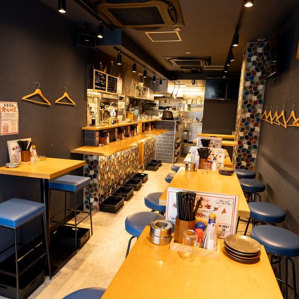 モダンでスタイリッシュな店内は居心地抜群！おひとり様でも少人数でも、楽しい会話を楽しむのにぴったり♪色鮮やかなタイルの壁がかわいらしい店内は、特別なひとときを過ごすのに最適です♪