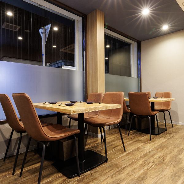 焼鳥発祥の地、久留米に満を持してオープン!本場の味を追求し、厳選された国産の若鶏を備長炭でじっくりと丁寧に焼き上げます。熱気溢れるカウンター席では、目の前で繰り広げられる職人の華麗な技と香ばしい煙、パチパチと弾ける備長炭の音を五感で感じられる臨場感あふれる空間。本格的な焼鳥を心ゆくまでご堪能下さい。