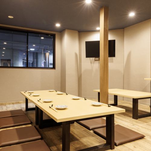 <p>2階には広々とした団体様専用のお席をご用意しております。会社の部署会や各種打ち上げ、ご友人との大人数での集まりなど、様々なご宴会にご利用いただけます。周りを気にすることなく、気心知れた仲間たちと心ゆくまでお食事と会話を楽しめる空間です。美味しい焼鳥を囲みながら、賑やかで楽しい一時をお過ごし下さい。</p>