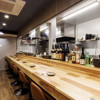 1階にはサク飲み、デート使いにピッタリなカウンター席をご用意しております。目の前で丁寧に焼き上げる焼鳥を心行くまでお楽しみ下さい。