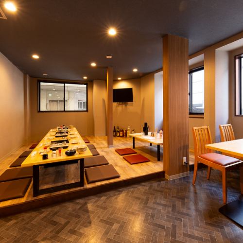 <p>2階には広々とした団体様専用のお席をご用意しております。会社の部署会や各種打ち上げ、ご友人との大人数での集まりなど、様々なご宴会にご利用いただけます。周りを気にすることなく、気心知れた仲間たちと心ゆくまでお食事と会話を楽しめる空間です。美味しい焼鳥を囲みながら、賑やかで楽しい一時をお過ごし下さい。</p>