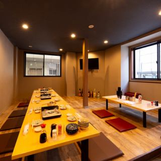 2階には、ご家族でのお食事や、宴会に嬉しいお座敷をご用意しております。プライベートな空間で、お食事並びにお話に花が咲くこと間違いなしです。