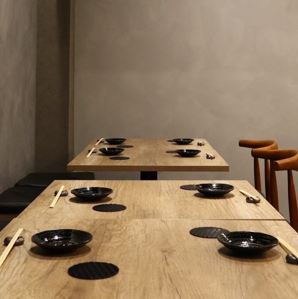 全26席の大型宴会に対応できる開放感ある空間を完備。スクリーンで仕切れる半個室はプライバシーを保ちながら会話を楽しめます。サラリーマンの方や仲間同士の集まりに最適です◎おしゃれな雰囲気は、特に女性のお客様からご好評をいただいております。自慢の藁焼き料理とともに素敵なひとときをお過ごしください♪