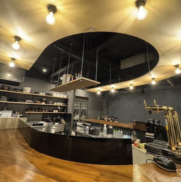 店内は和モダンを基調にした落ち着いた雰囲気で、大人がゆったり寛げる憩いの空間◎スクリーンで仕切る半個室やカウンターを備え、幅広いシーンに対応可能です。また、当店は加熱式たばこ限定で喫煙が可能となっております。お仕事終わりの一杯や、気心の知れた同僚との集まりにぜひご利用ください。アクセスも便利です◎