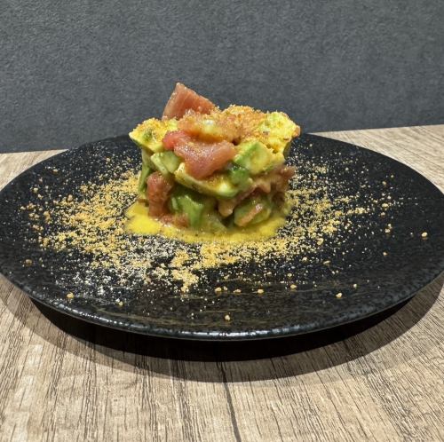 マグロとアボカドのユッケ