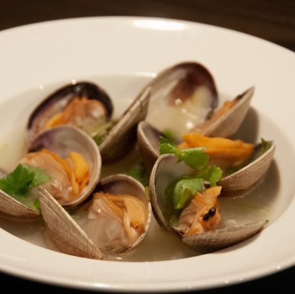 スープまで飲み干したい「貝のワイン蒸し」