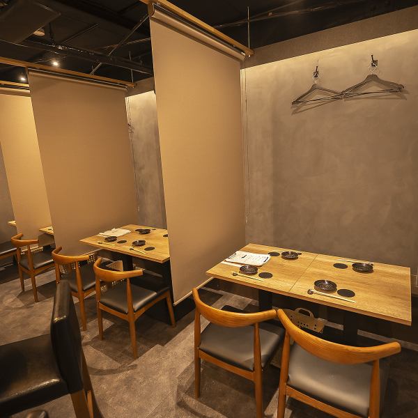 店内は和モダンを基調にした落ち着いた雰囲気で、大人がゆったり寛げる憩いの空間◎スクリーンで仕切る半個室やカウンターを備え、幅広いシーンに対応可能です。また、当店は加熱式たばこ限定で喫煙が可能となっております。お仕事終わりの一杯や、気心の知れた同僚との集まりにぜひご利用ください。アクセスも便利です◎